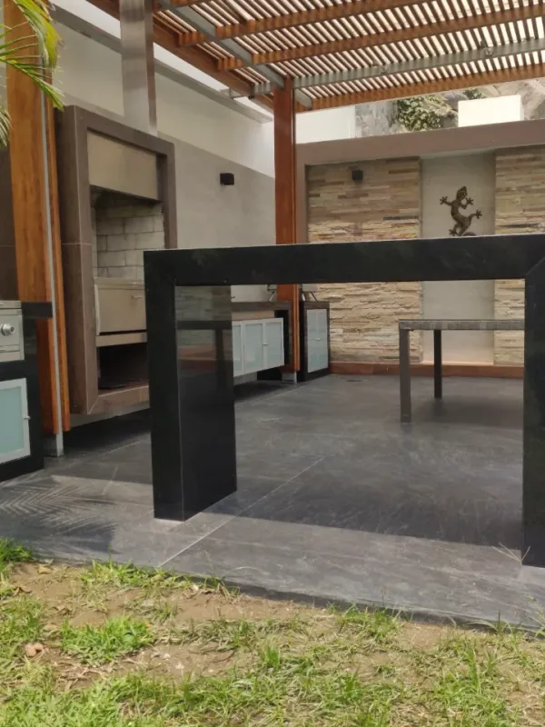 Barra exterior de granito con estructura oscura