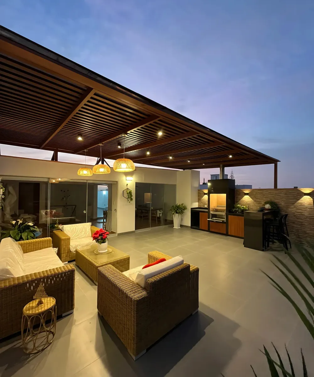 Terraza diseñada por Martín Fierro al atardecer, con techo iluminado y sala exterior